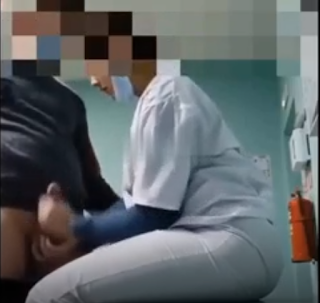 Dostlar gerçek hemşire ve doktordur. Bizzat üzerlerinde üniformaları var hatta hemşire sikişirken maskesini bile çıkartmıyor. Herkesin bayramını şimdiden kutlarım ! – İzle | Türk İfşa Life