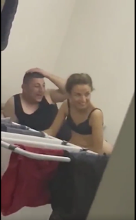 Aralarında para toplayıp mahallenin delisini eskorta götüren gençler efsane video – İzle | Türk İfşa Life